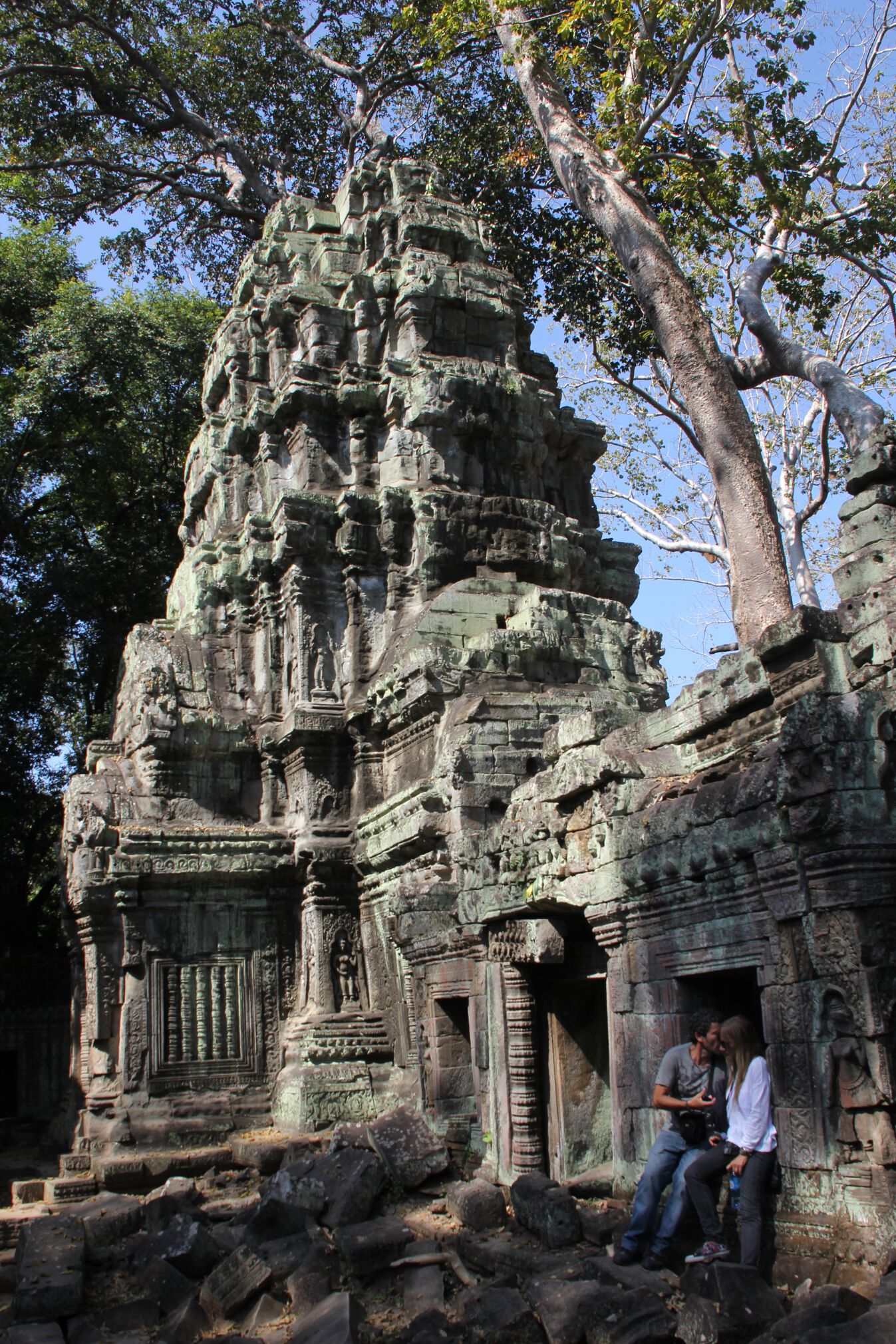 A couple kisses in Ta Prohm.