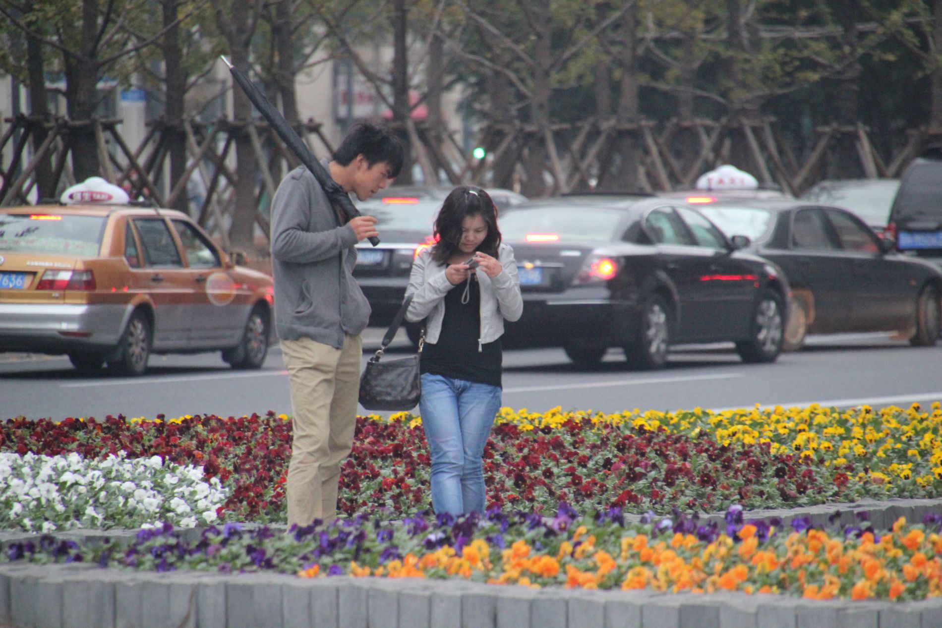 A couple on the Bund running the tea ceremony scam waits to pounce on an unsuspecting tourist.