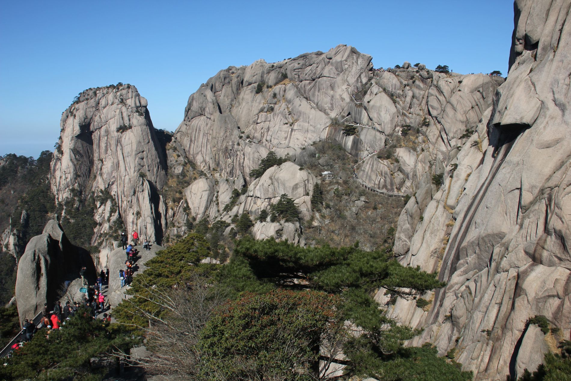 Chinese tour groups hike up stairs on China&#039;s Huangshan (Yellow Mountain).