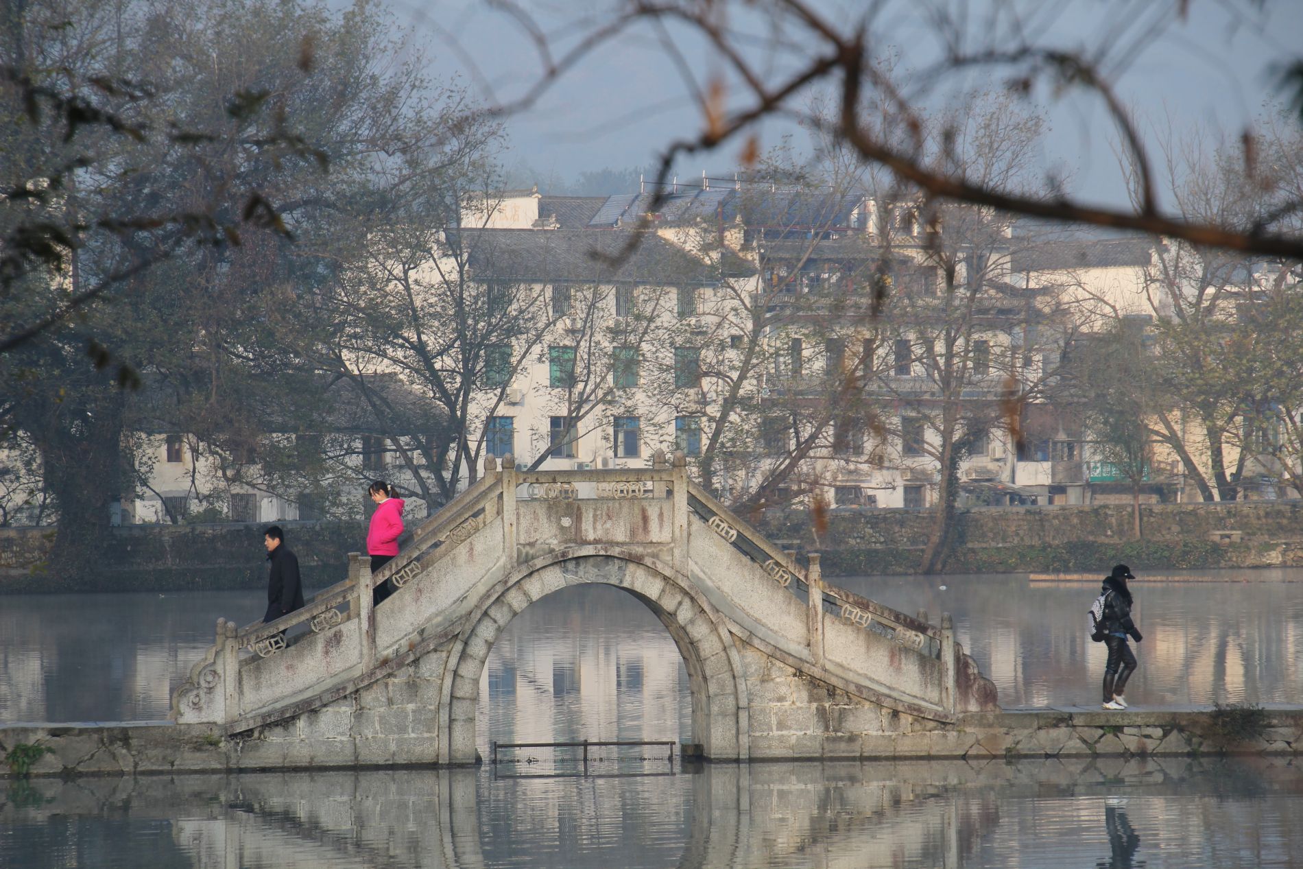 The bridge across South Lake in the ancient village of Hóngcūn was featured in the opening scene of Crouching Tiger, Hidden Dragon.