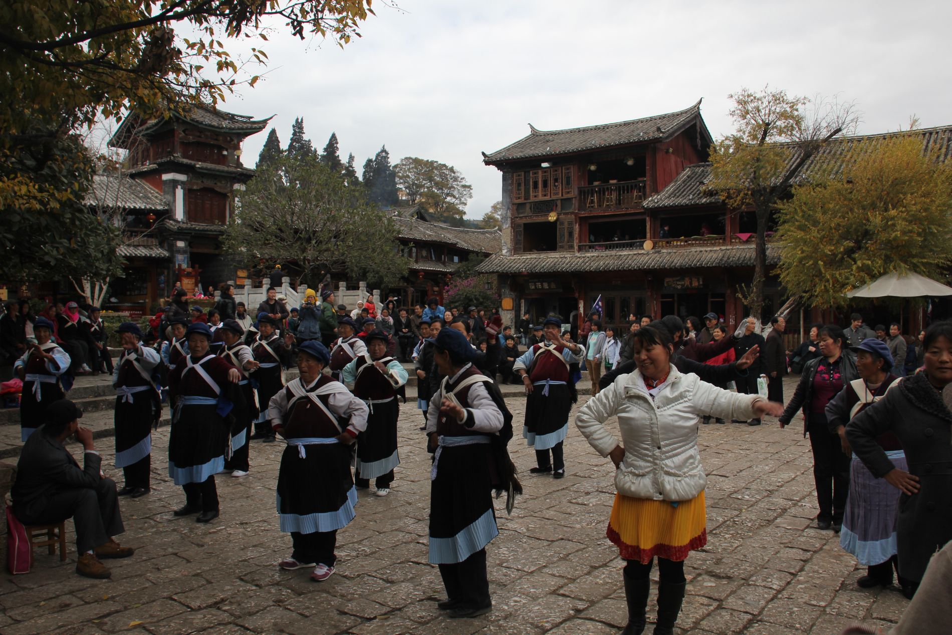 Woman perform taichi in LìjiÄ??ng, China.