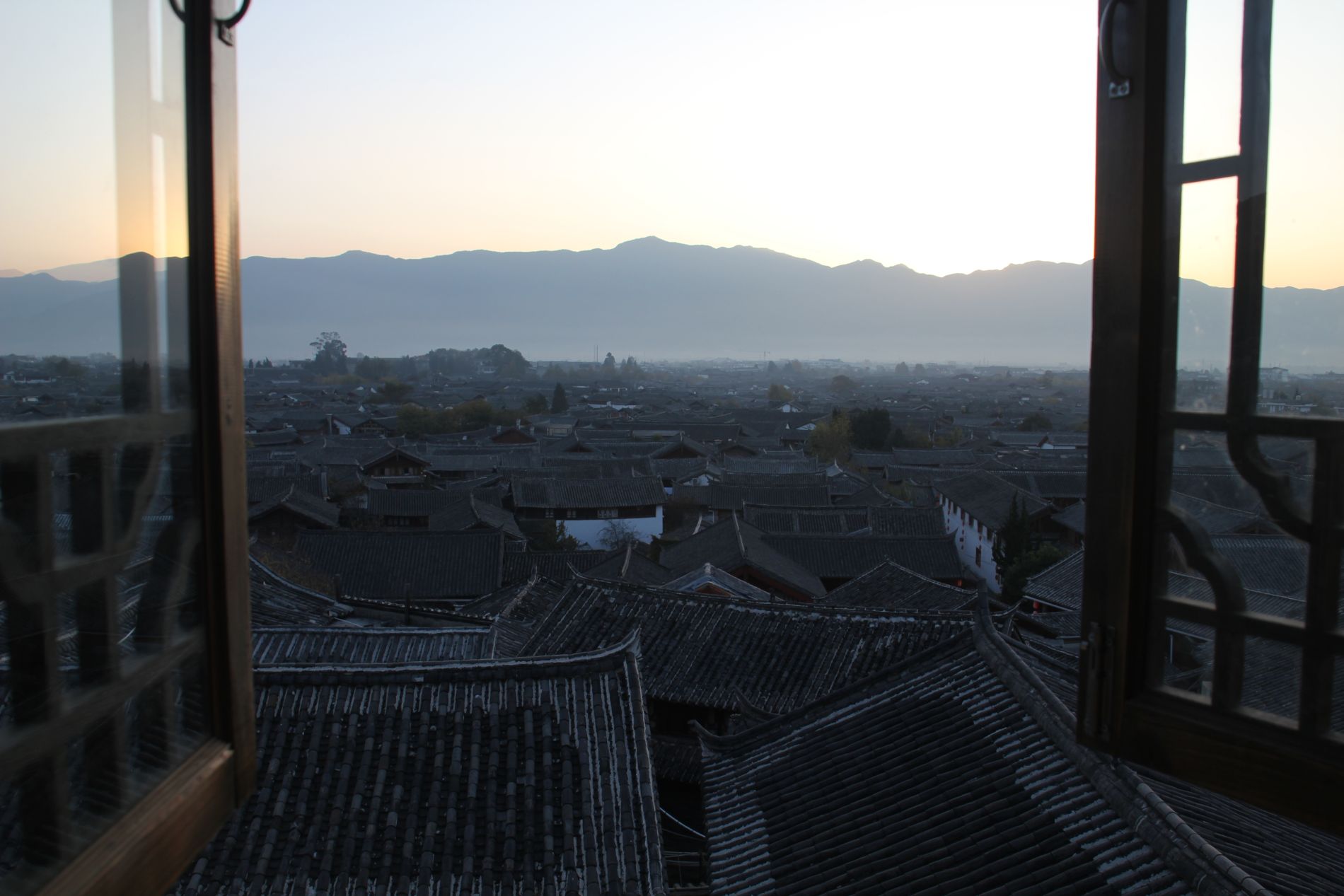 The rooftops of LìjiÄ??ng, China, seen from a hotel room window.