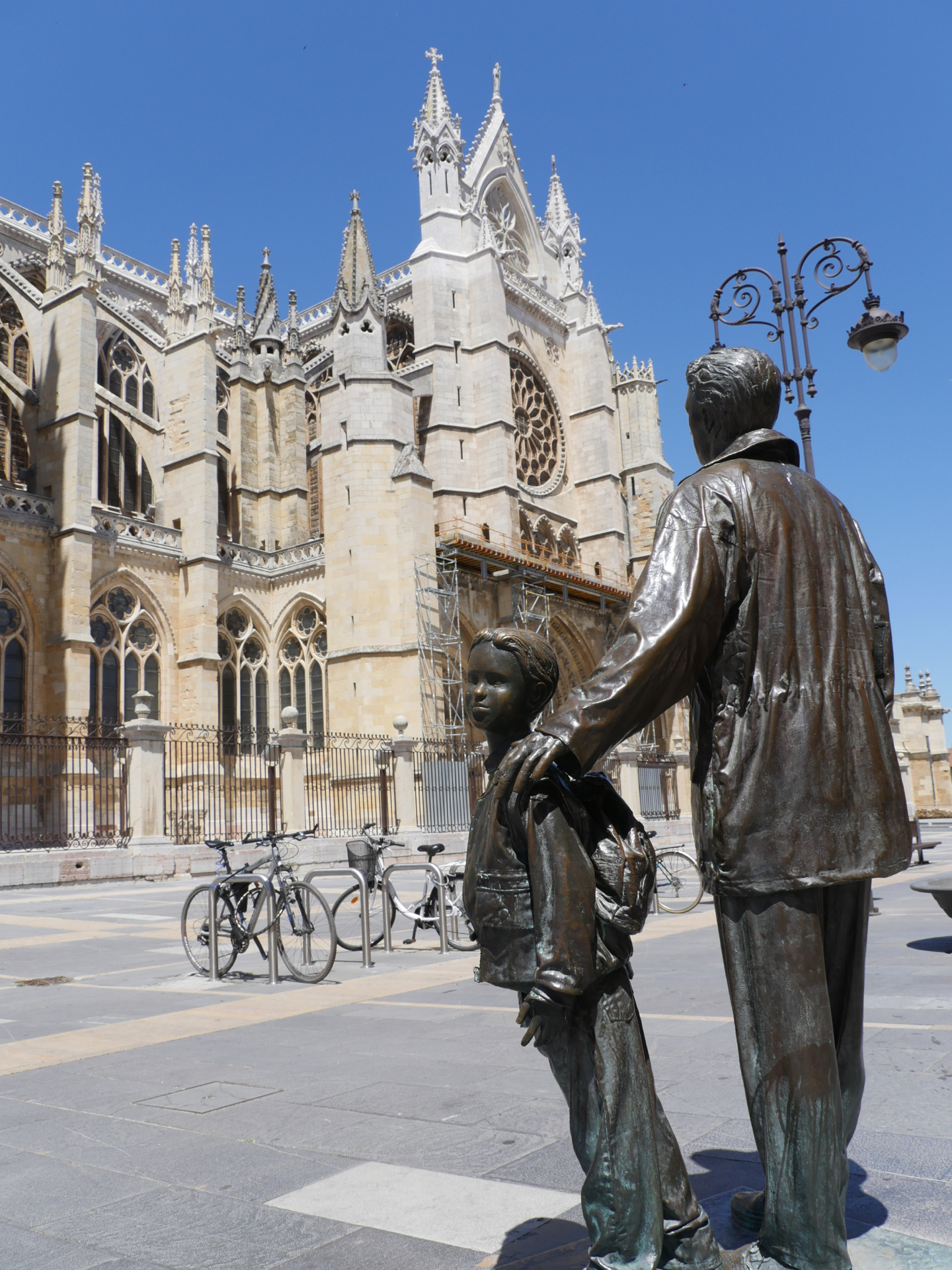 A statue stands in the plaza in front of the León Cathedral.