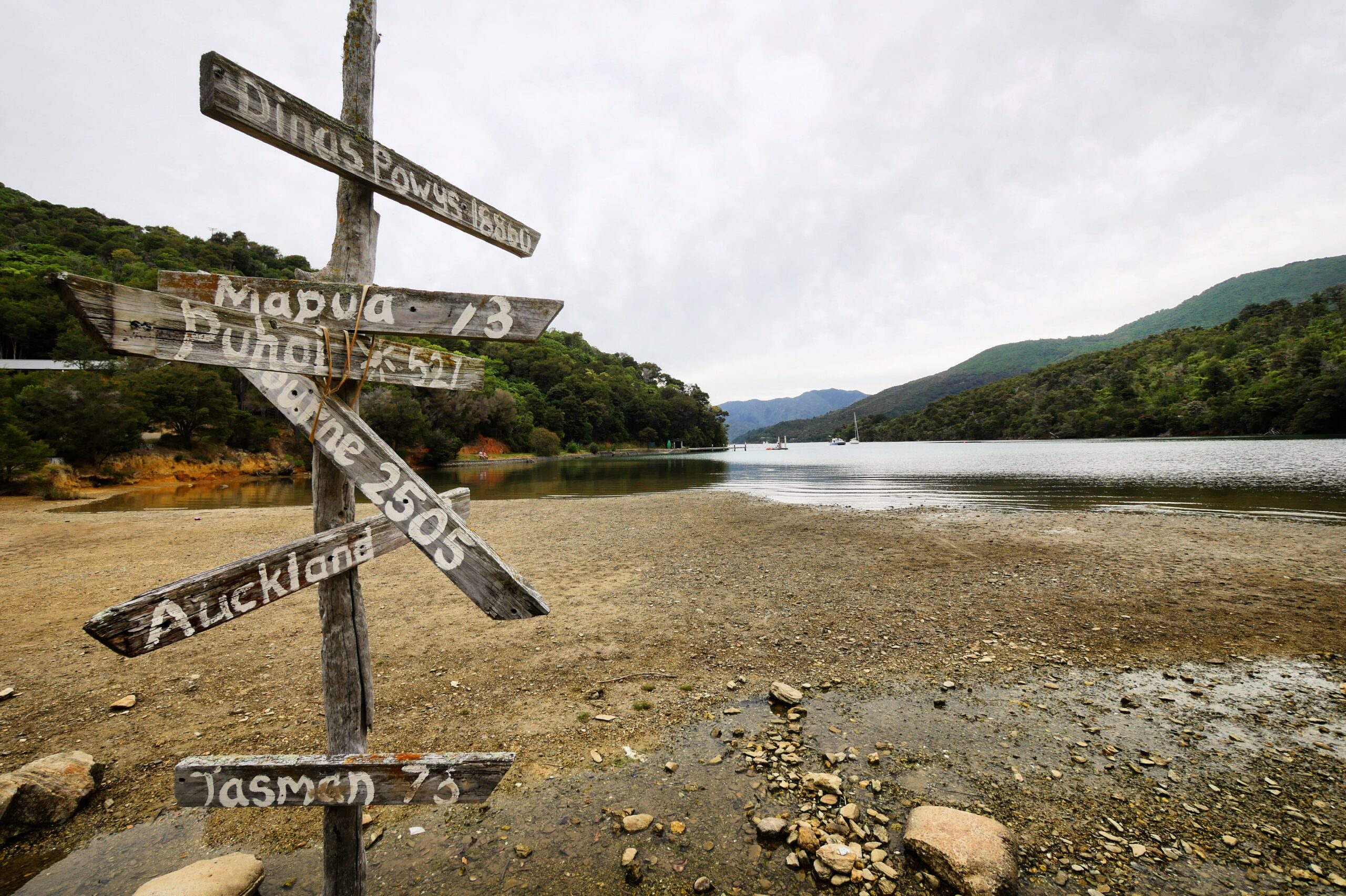 An unhelpful sign directs hikers in Mistletoe Bay, New Zealand.