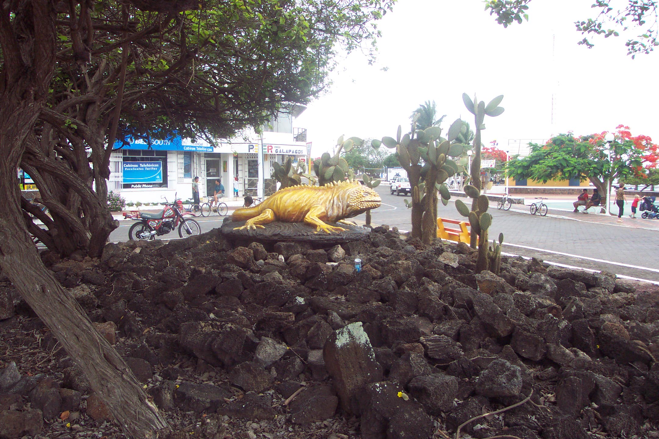 Iguana statue in Puerto Ayora