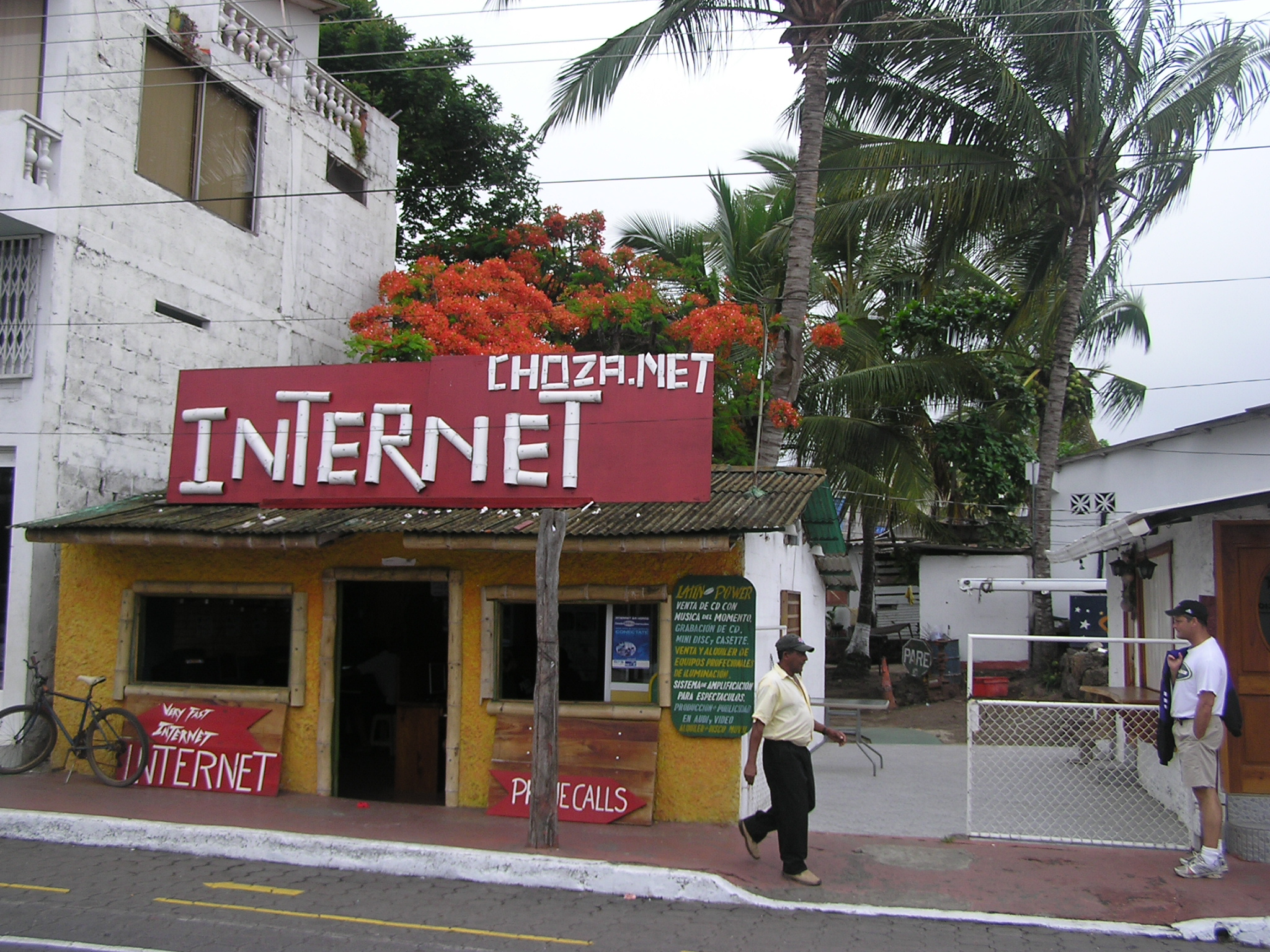 Internet cafe in Puerto Ayora