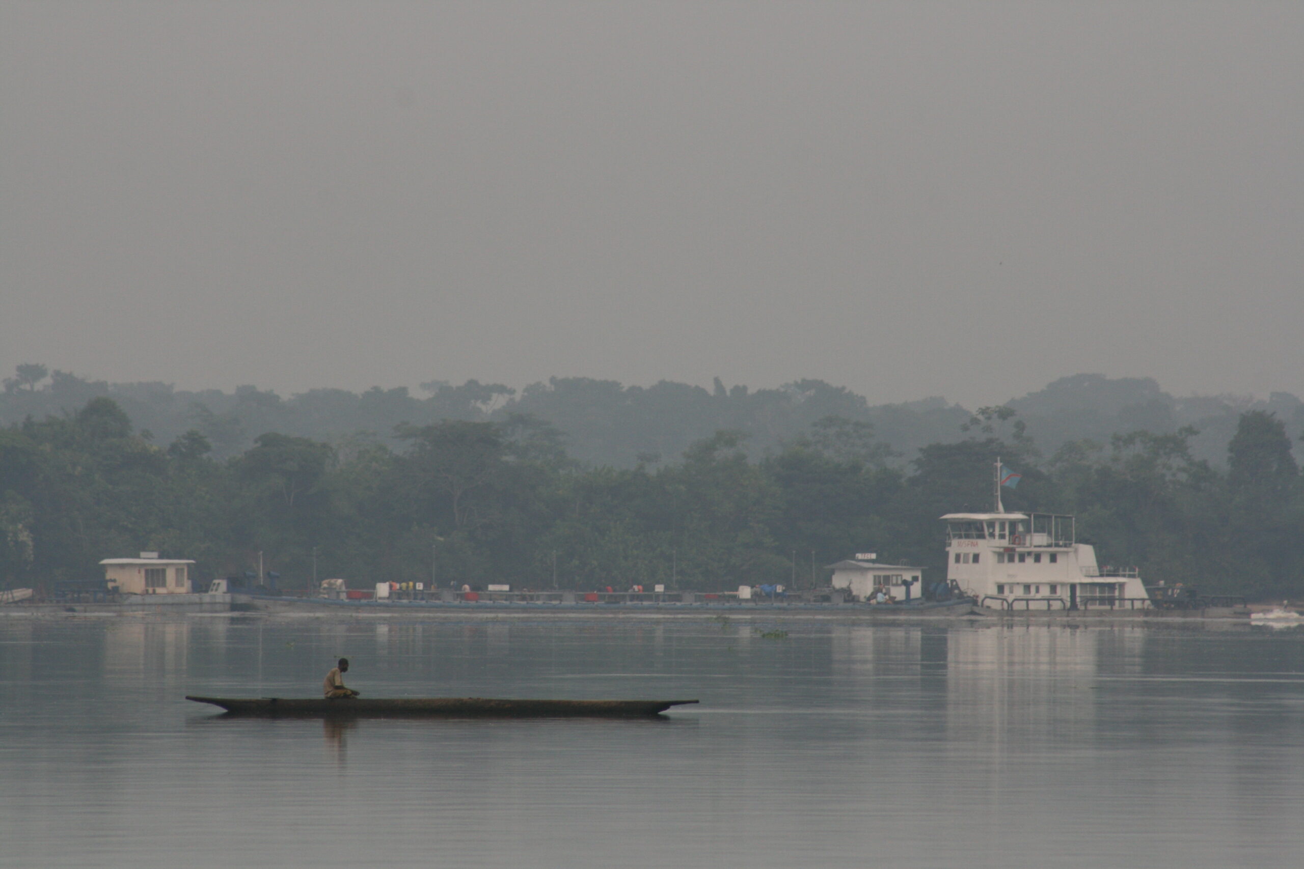 Pirogue and steamboat with morning fog
