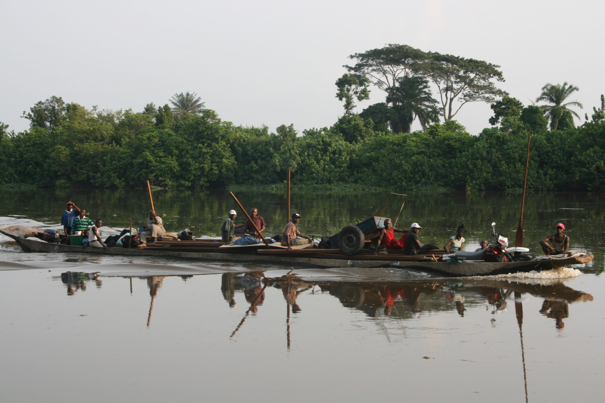 Large pirogue with many people