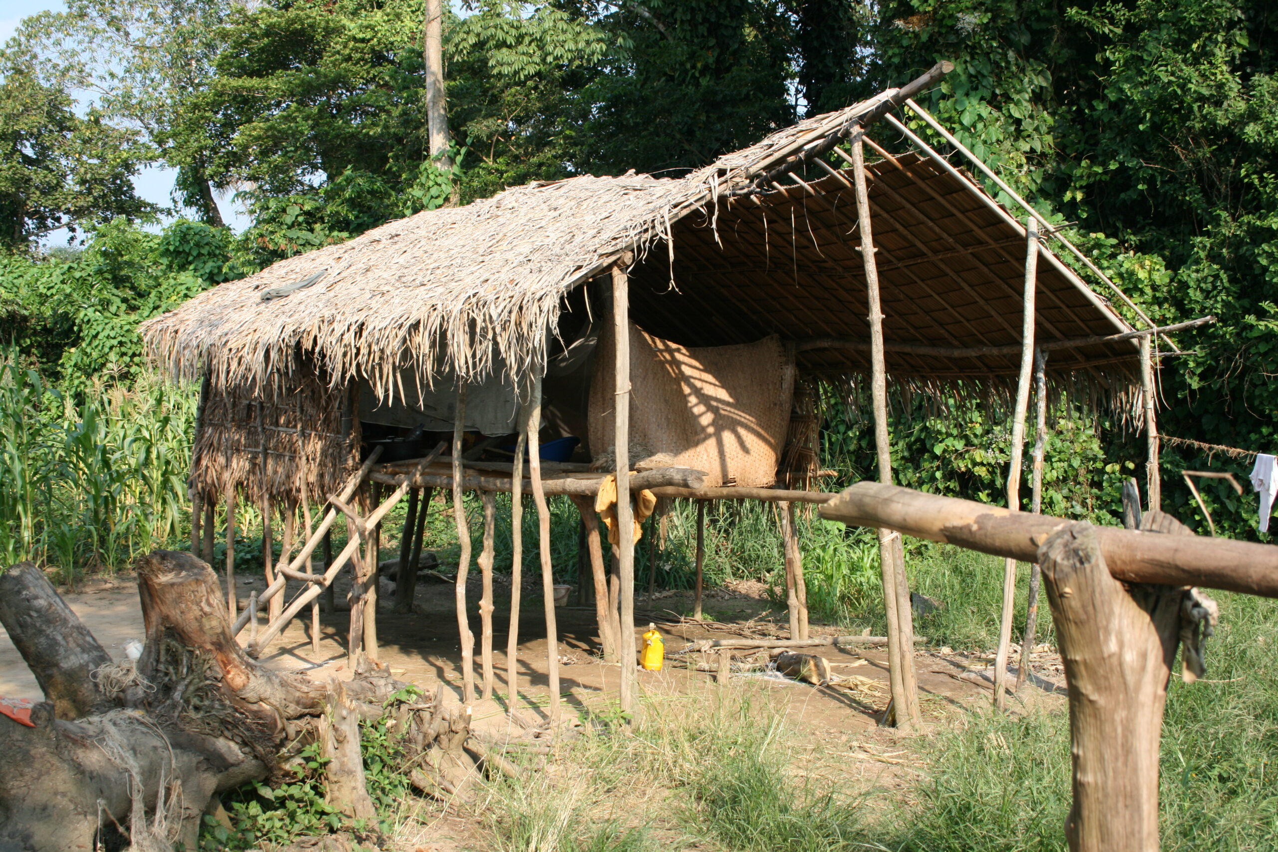 Malonbolombo village hut
