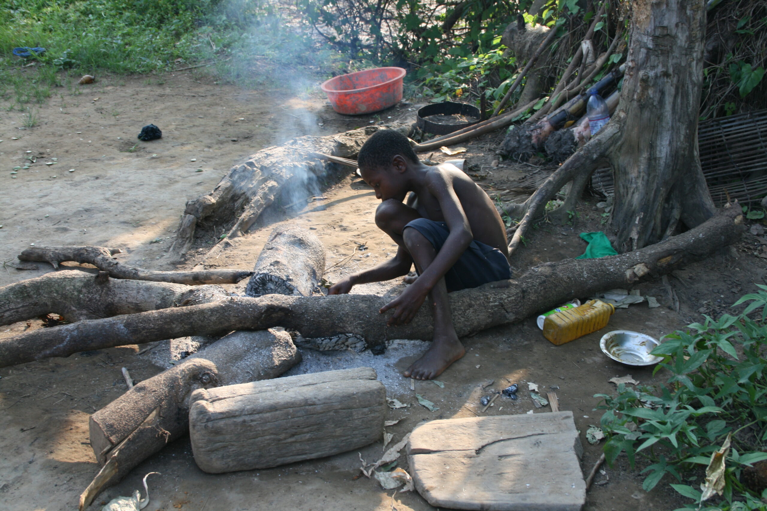 Child cooking in Malonbolombo village