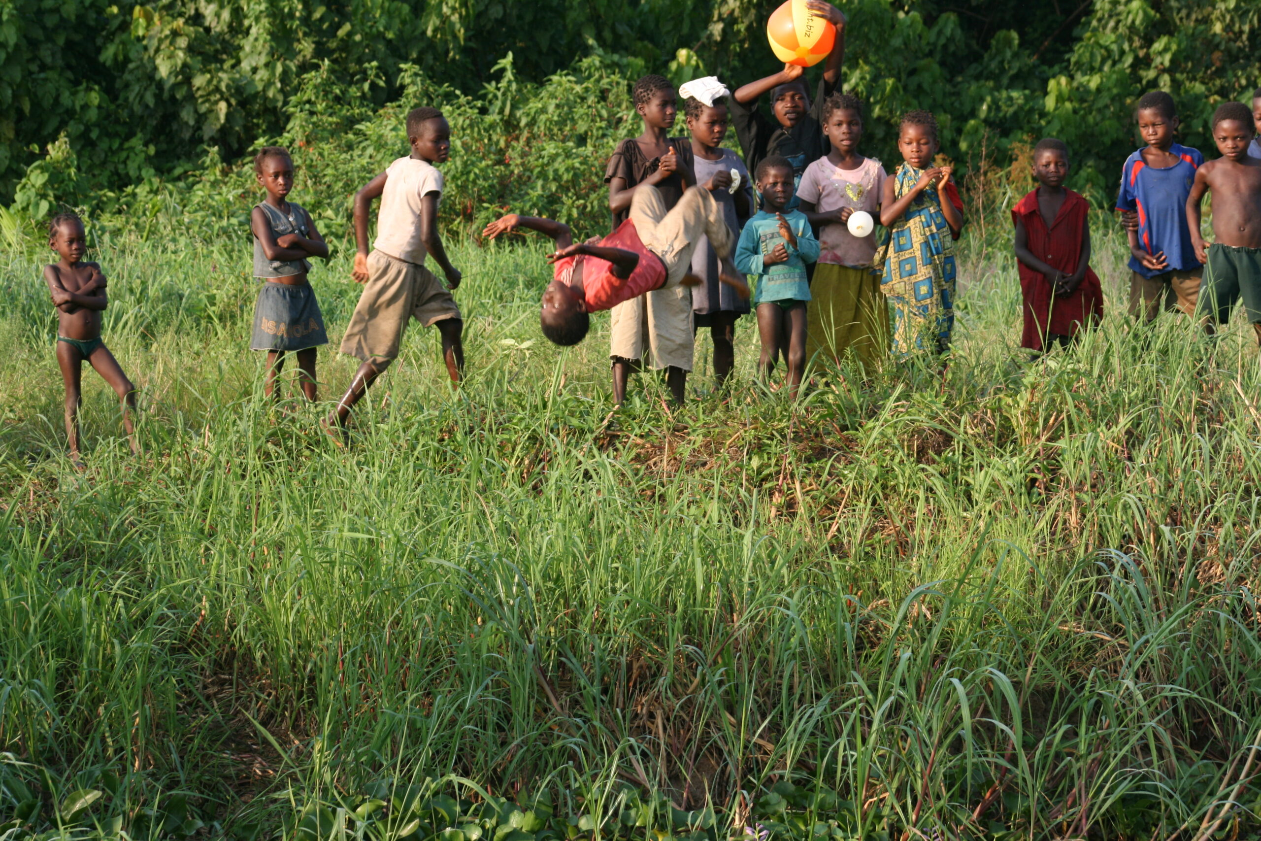 Child doing backflips in Malonbolombo village
