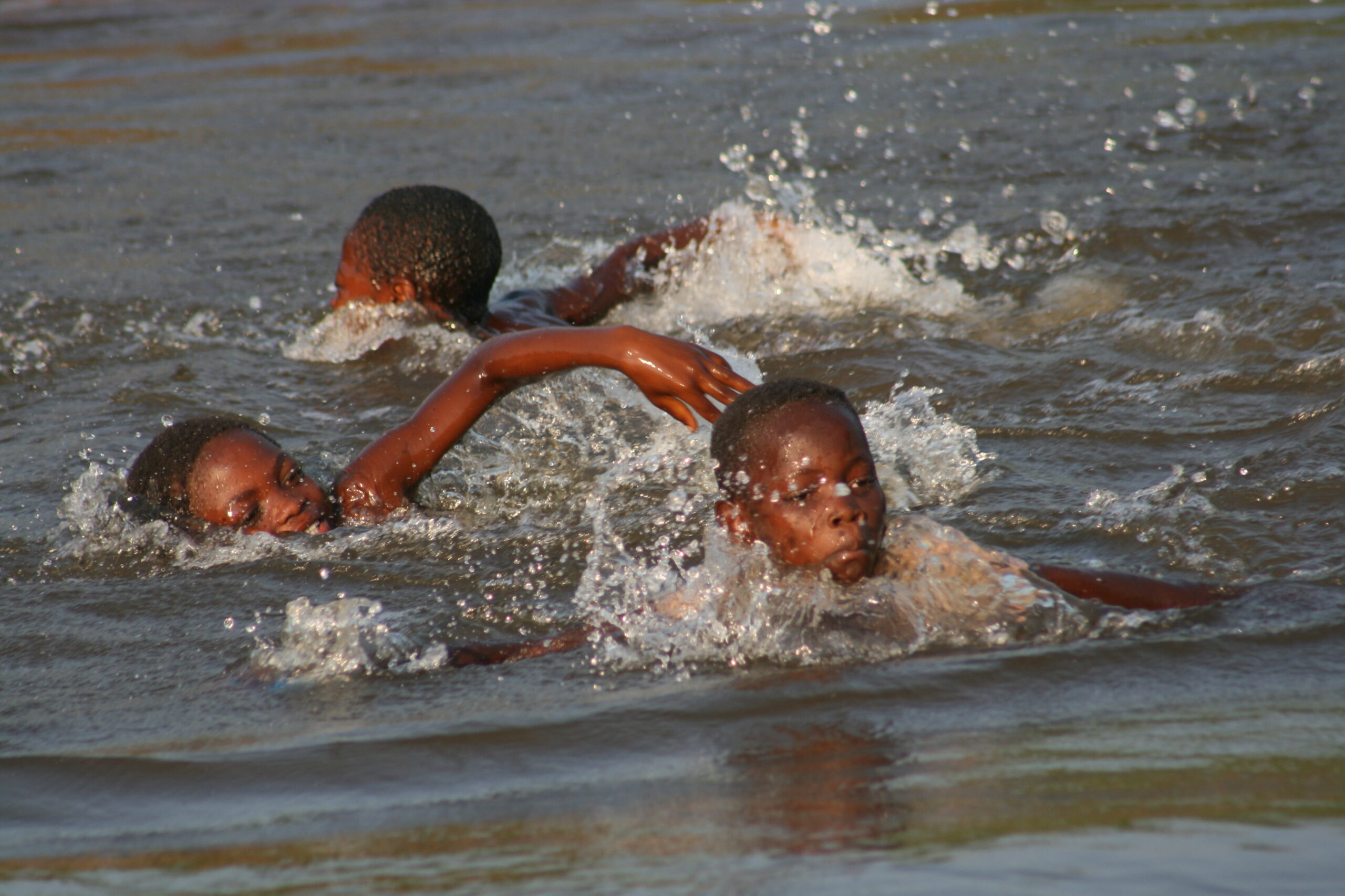 Children swimming in Malonbolombo