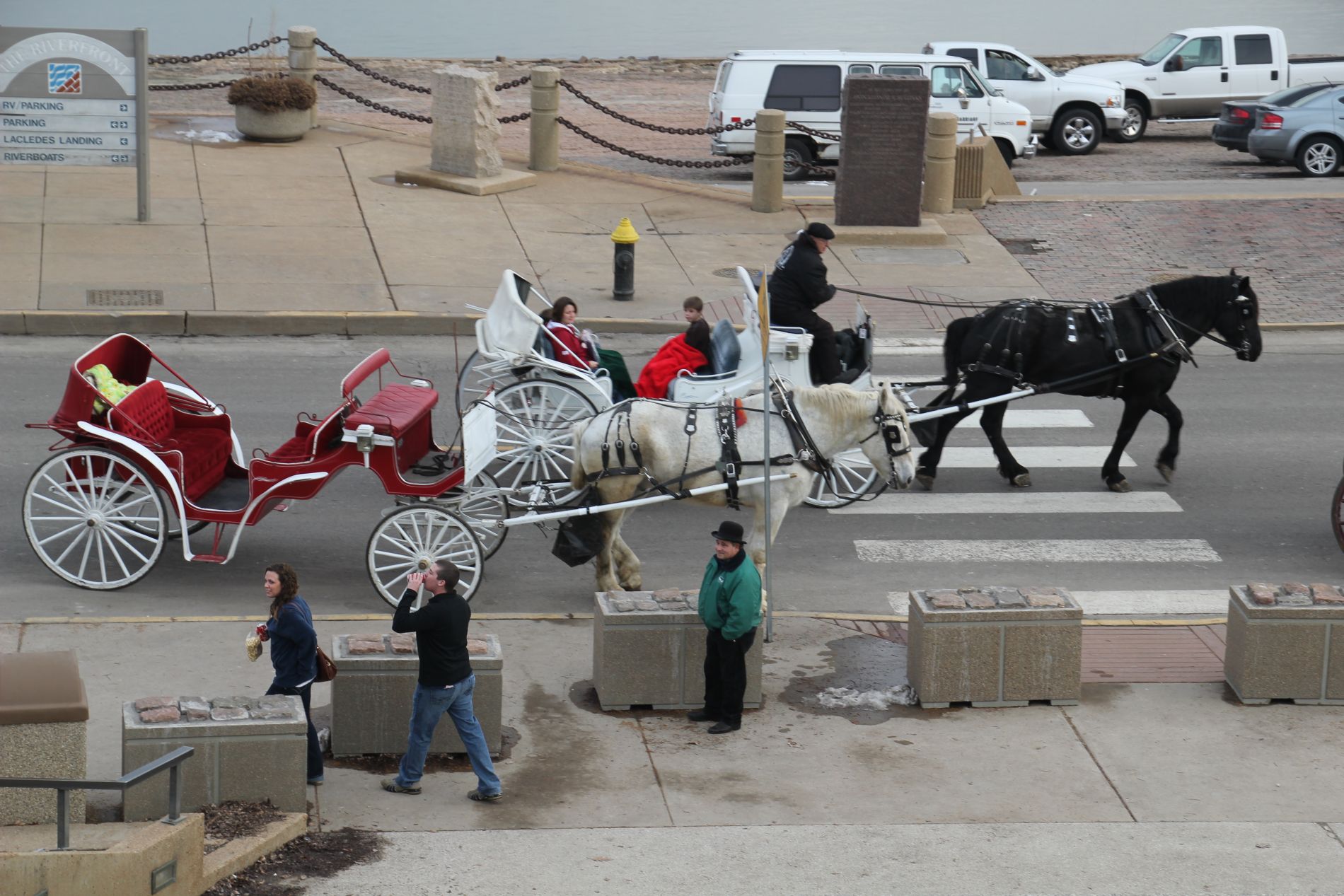 Horse and buggies near St. Louis Gateway Arch
